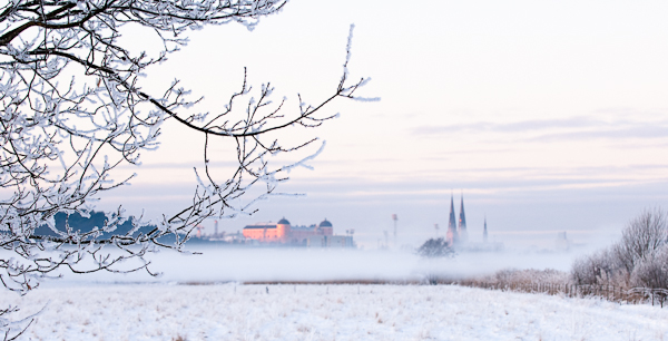 Vinterbild av Uppsala på vykort